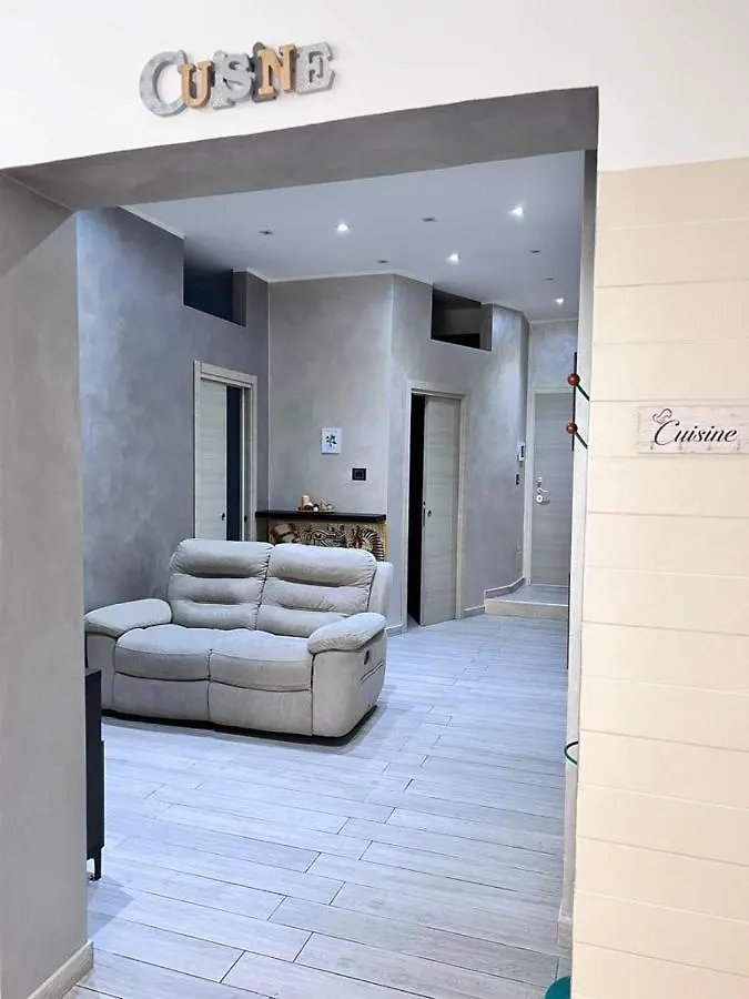 Lady Luxury Apartment Bari 0*,